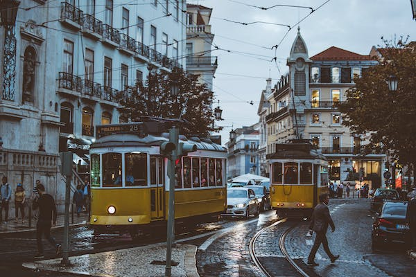 O custo de vida em Portugal pode variar dependendo da região em que você escolher viver e do estilo de vida que você adotar.